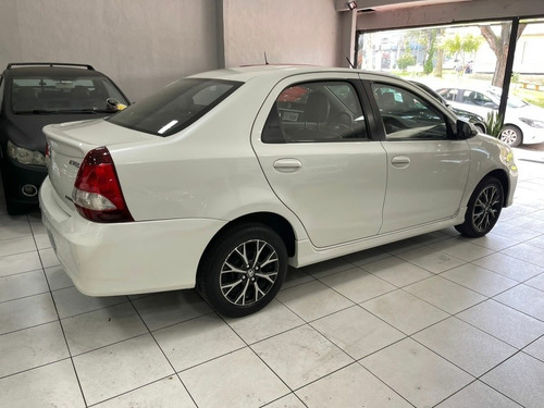 Imagem 6 de 10 de Toyota Etios 2018 1.5 16v Platinum Aut. 4p