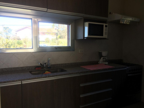 Casa Moderna De 3 Dormitorios + Dependencia. Amplio Garaje. Jardín Con Diferentes Niveles