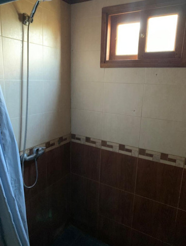 Cabaña De Madera Con Pilares De Hormigón, Entorno Natural