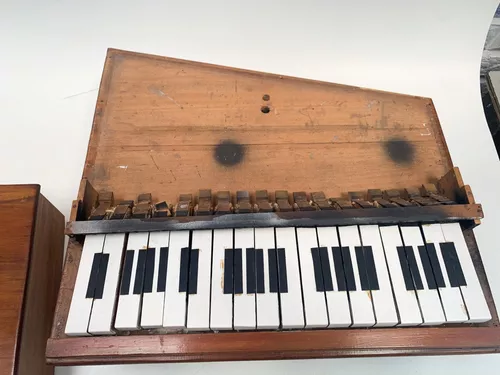 Antigo piano infantil da marca giese em madeira patinad