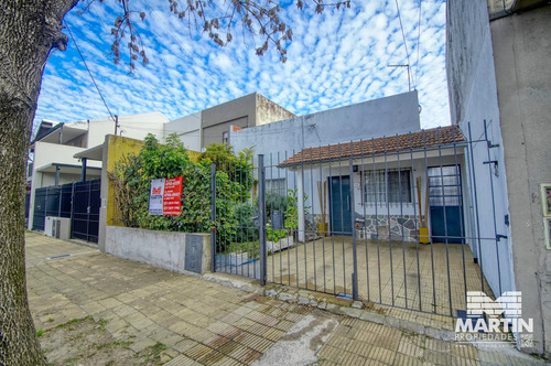 Casa En 1 Planta, 3 Ambientes Con Jardín, Cochera Y Cuarto De Herramientas. A 4 Cuadras De Avenida.