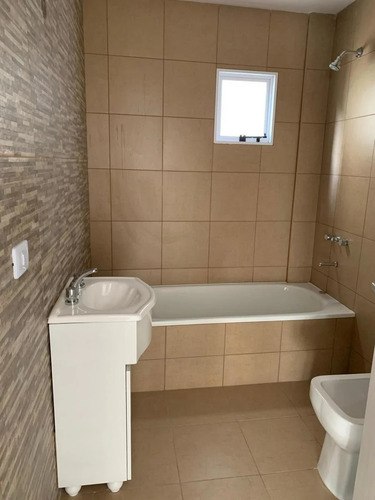 Imagen 4 de 8 de Departamento 2 Ambientes Con Balcon Al Frente En Portela 95 Lomas De Zamora