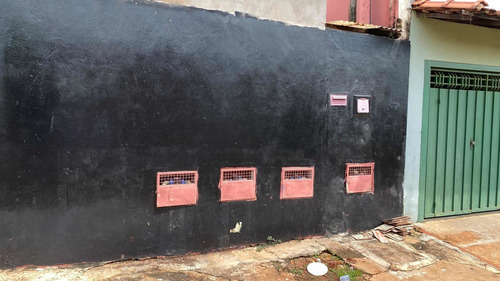 Prédio Comercial Com 4 Salas/lojas Tem Uma Area Aberta Que Pode Ser Utilizada Como Garagem Para 1 Veiculo