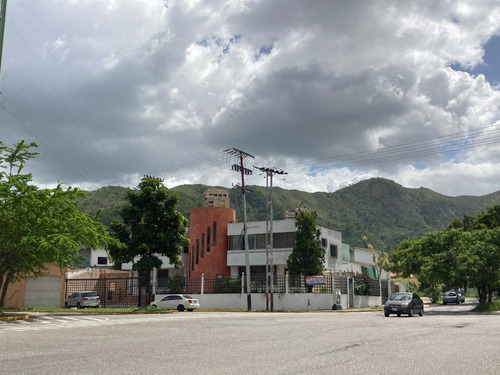 Terreno En Valles De Camoruco Con Casa Quinta