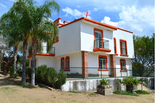 Casa De Campo Con Casa De Velador Y Bodega. 