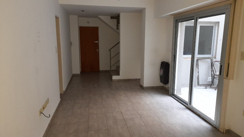 Departamento Planta Baja 5 Y 45 Dormitorio Con Placard, Patio, Cochera