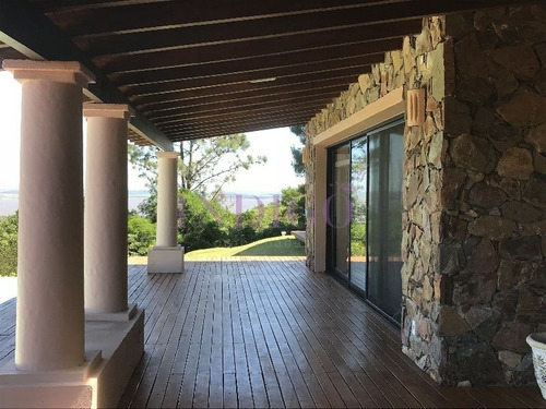 Casa En Las Cumbres, 3 Dormitorios Con Hermosa Vista- Ref: 203