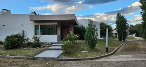 Venta Casa Amplia Y Funcional / Barrio Cerrado / 3 Dorm