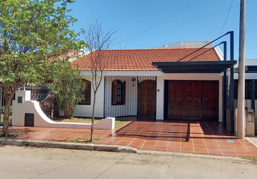 Hermosa Casa 4 Dormit, Pileta Con Caldera, Quincho, Baño Con Jacuzzi. B° Villa Cabrera