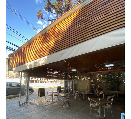 Local Excelente Ubicación Con Gran Terraza Y 3 Niveles