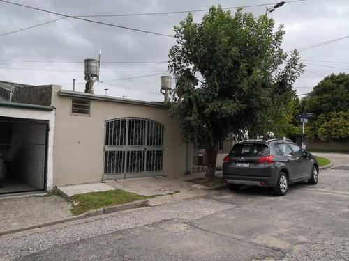 Imagen 1 de 23 de Casa De Dos Dormitorios, Un Baño, Escritorio, Amplio Jardin