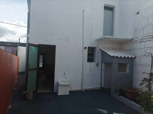 Casa En Dos Plantas Con Parrillero Y Salon Comercial , Acepta Banco , Planos .