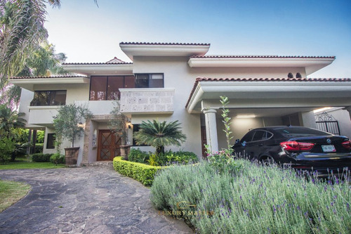 Casa En Venta En Valle Real Frente A Parque