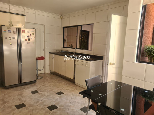 Casa En Venta De 5 Dorm. 3 Baños Mas Servicios En Las Condes