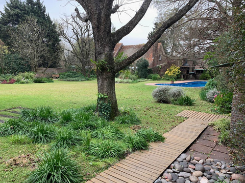 Excelente Chalet Con Lote De 1800 M2 En Barrio Lomas Jockey