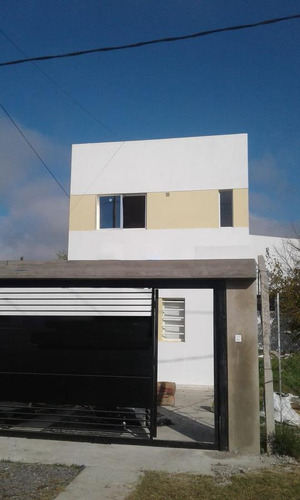 Casa En Venta - 2 Dormitorios 2 Baños - Cochera - 120mts2 - Los Hornos, La Plata