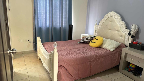 Casa De 3 Recámaras Con Clóset, 3 Baños Completos,sala De Tv