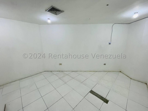 Oficina Comercial En La Iconica Y Prestigiosa Torre Sindoni De Maracay 24-24034 Irrr