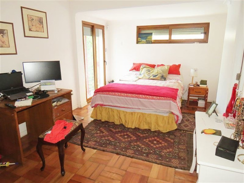 Casa En Venta De 5 Dorm. En Ñuñoa