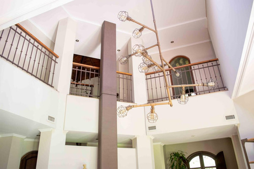 Casa De 6 Ambientes En Venta Con Cochera En Las Lomas De San Isidro