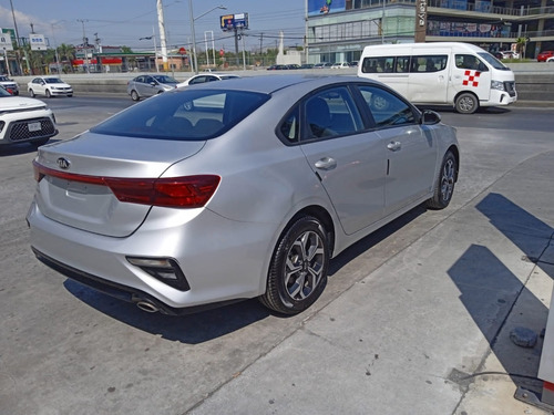 Imagen 6 de 10 de Kia Forte Lx 4cil. 2.0l Ta Sedan 2020 Silky Silver 238/21