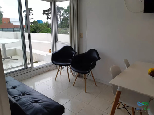 Vendo Apartamento 1 Dormitorio, Edificio Con Servicios, En Roosevelt, Punta Del Este.