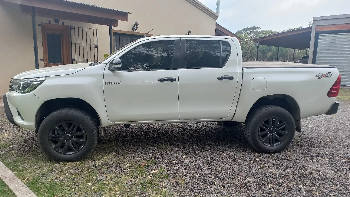 Toyota Hilux 2.8 Cd Srx 177cv 4x4 At