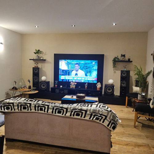 Excelente Chalet De 4 Amplios Ambientes Sobre Lote De 12,99 X 51, Con Garage Cubierto Para 3 Autos, Galeria Con Parrilla, Fondo Y Quincho. Excelente Estado. Nuevo Valor