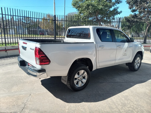 Toyota Hilux 4x2 D/c Sr 2.4 Tdi 6 M/t 2017