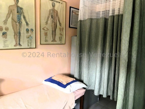 Casa Comercial Para Uso Médico Con Quirófano En Venta En Los Palos Grandes 25-20903 Cs