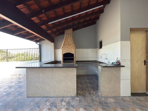 Casa Com 2 Dormitórios, Sala, Cozinha E Banheiros