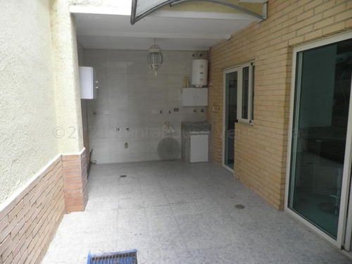 Julio Latouche 23-17568 Townhouse En Venta Trigal Norte Valencia, Amplio, Cómodo, Bella Cocina.
