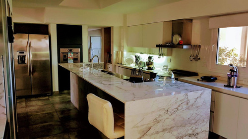 Imagen 13 de 25 de Moderna Casa En Venta Con Pileta Sobre El Golf, El Canton