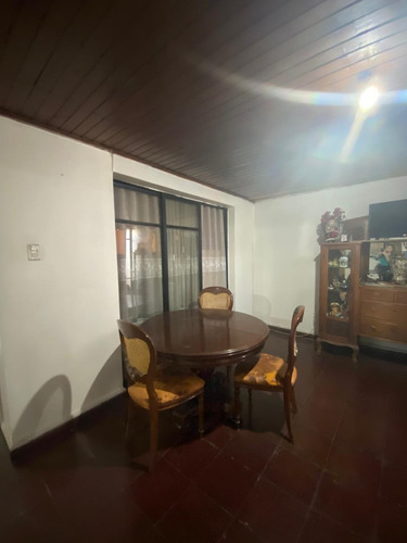En Venta Casa. Un Piso, 4d, 2b, Comuna De Santiago