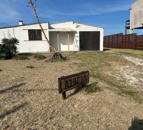 Inmobiliaria Costa Azul Vendea Casa De 2 Dormitorio Y 3 Baños En Zona De Costa Azul Con Excelente Vista Al Mar