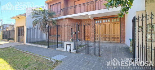 Casa En Venta De Cuatro Ambientes  Villa Santos Tesei Cochera Parque