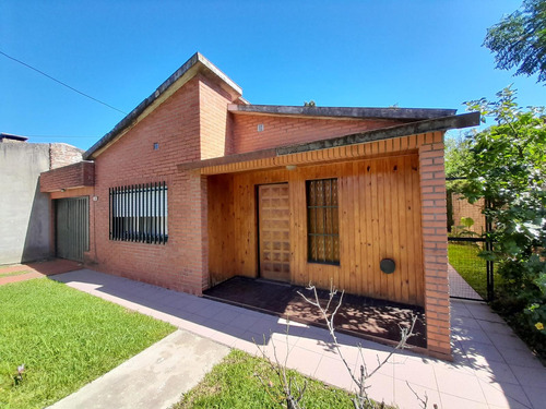 Excelente Casa Con Jardín Delantero Y Parque Inmenso Trasero - Garage Cubierto - Hogar A Leña - Horno De Barro Y Parrilla - 