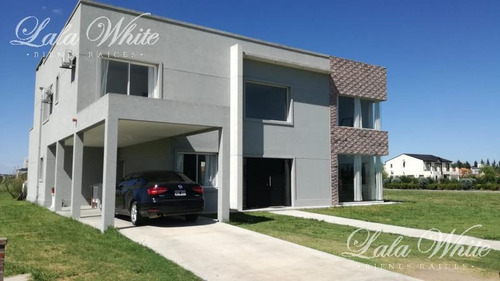 Imagen 2 de 24 de Venta - Casa En El Rebenque