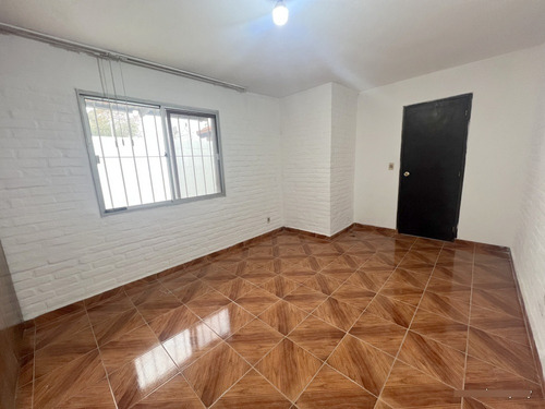 Alquiler De Hermosa Casa, Totalmente Reciclada, Piedras Blancas, 2 Dormitorios, Cochera, Baño, 2 Patios, Sin Gastos Comunes, Muy Segura!!