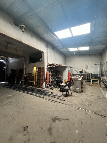 Venta Deposito Con Oficinas Sobre Lote De 220 Mts Zona Industrial En Champagnat Y Bolivar