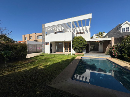 Casa Estilo Mediterráneo Soleada, Sector Residencial.