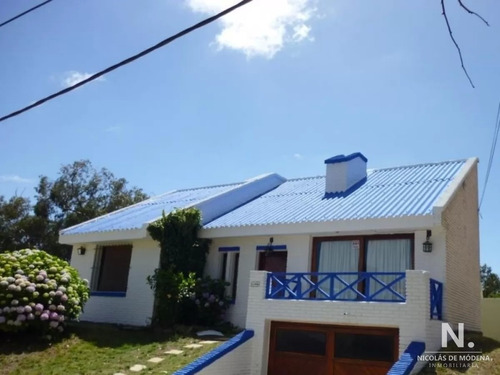 Casa De Dos Dormitorios A La Venta En La Barra Punta Del Este