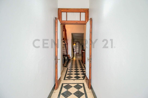 Casa En Venta De 3 Dormitorios Con Patio Y Cochera