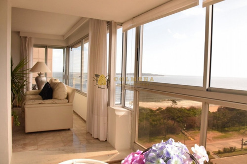 Apto En Mansa De 2 Dormitorios, 2 Baños, 1 En Suite, Living Comedor, Cocina, Dormitorio Y Baño De Servicio,lavadero Balcón Cerrado Con Vista Al Mar.- Ref: 1896
