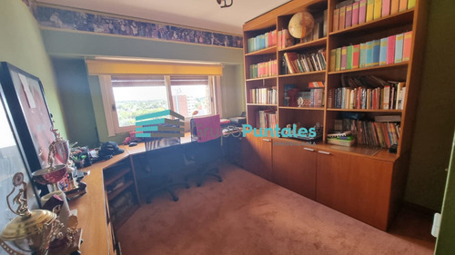 Excelente Piso Con 4 Dormitorios En Pleno Centro De Monte Grande Con Vista Abierta A La Plaza