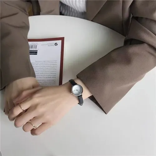 A Reloj Mujer Cuarzo Con Disco Pequeño Y Cinturón Retro Moda