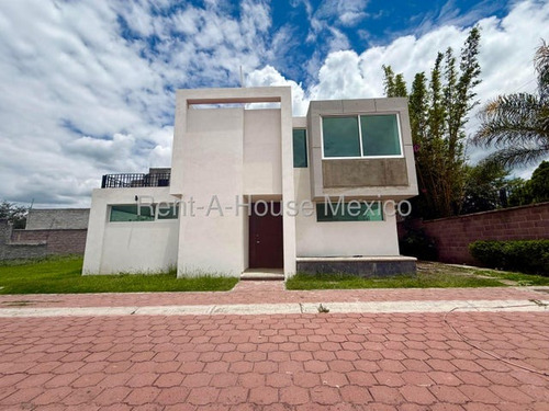 Santa Rosa Jauregui - Casa, Cuarto De Servicio, Sala De Tv, 3 Recámaras. Venta