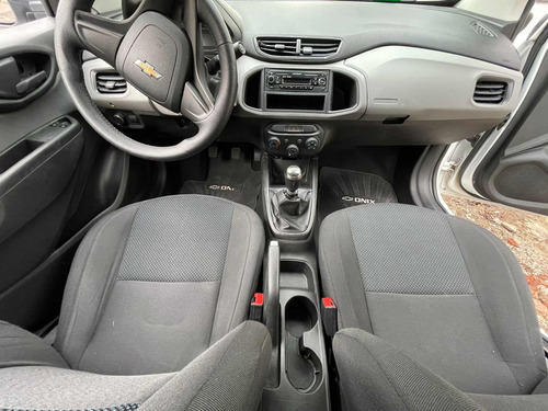 Imagen 12 de 25 de Chevrolet Onix 2019 1.4 Joy Ls