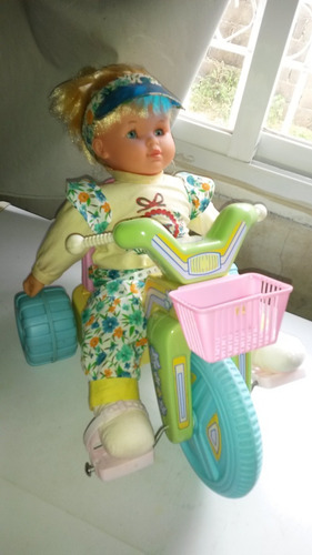 Imagen 2 de 4 de Muñeca De Tela Con Triciclo De Bateria