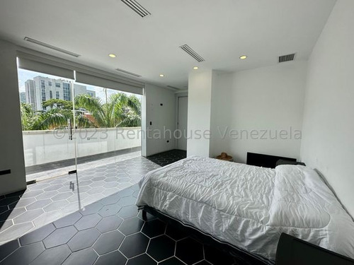 Lujoso Penthouse Ubicado En Los Naranjos De Las Mercedes. #24-15045